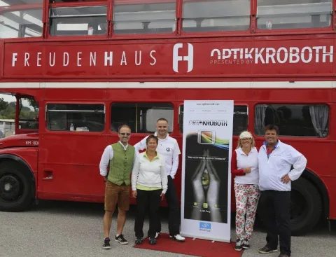 Vier Teilnehmer vor dem Doppeldeckerbus