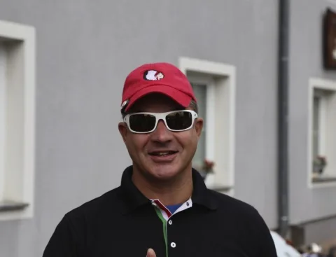 Ein Teilnehmer mit Kappe und Sonnenbrille