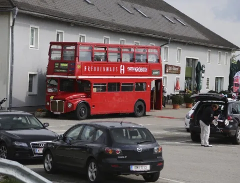 Der Doppeldeckerbus auf dem Parkplatz