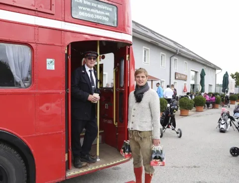 Ein Busfahrer und ein Gast an der Bustür