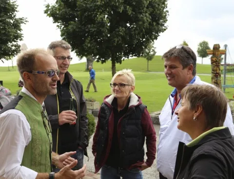 Fünf Teilnehmer im Gespräch