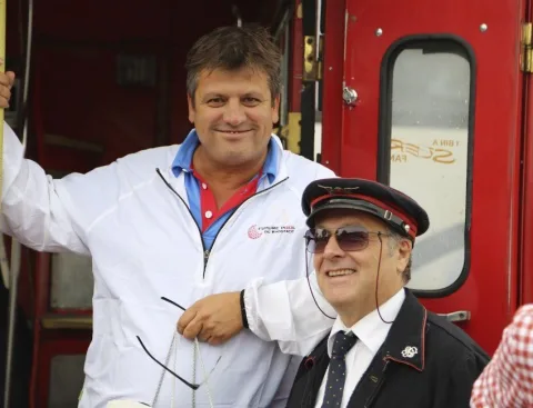 Ein Gast und der Busfahrer vor dem Bus