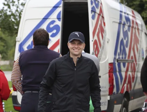 Ein Gast vor einem Transporter