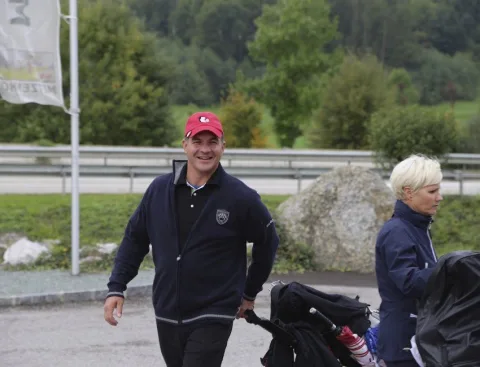 Zwei Teilnehmer auf dem Weg zum Platz