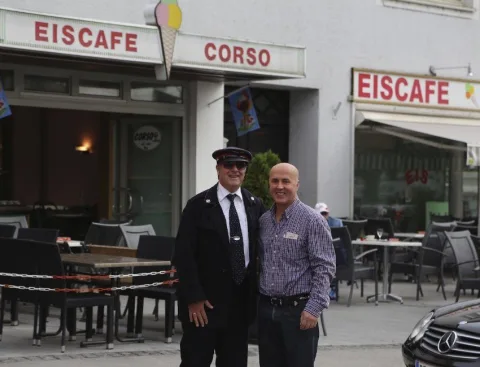 Zwei Gäste vor einem Eiscafé