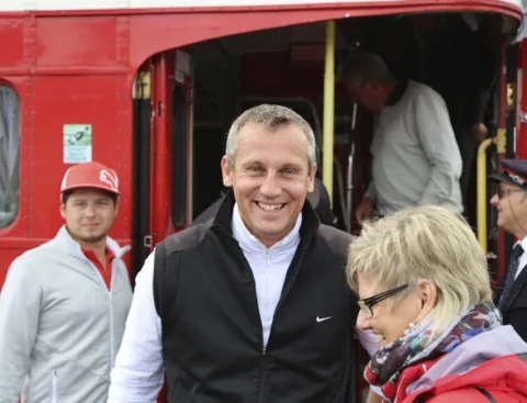 Drei Gäste an der Bustür