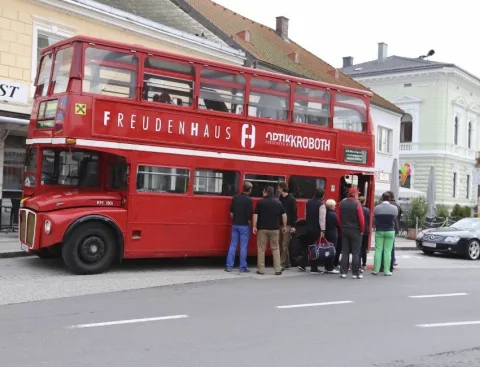 Der Doppeldeckerbus in der Ortsdurchfahrt