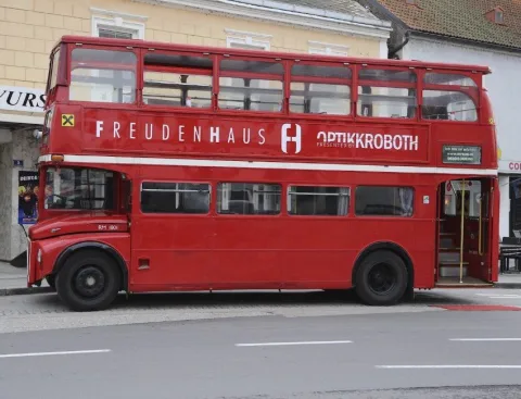 Der Doppeldeckerbus vor den Geschäften