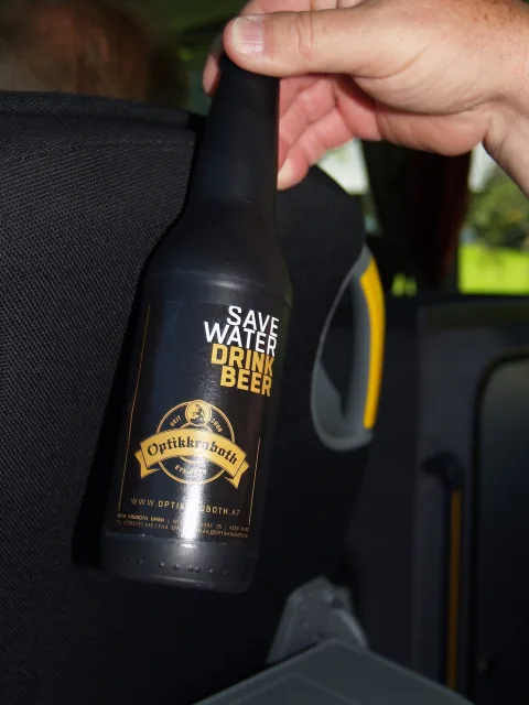 Eine Bierflasche mit Optik-Kroboth-Etikett