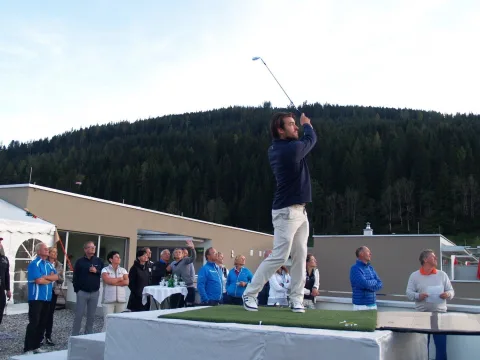 Ein Spieler beim Abschlag vor der Anlage