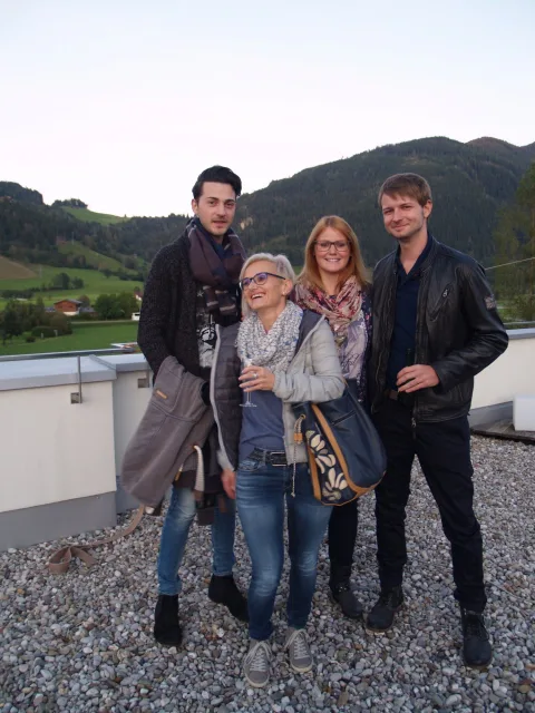 Vier Gäste im Gruppenbild