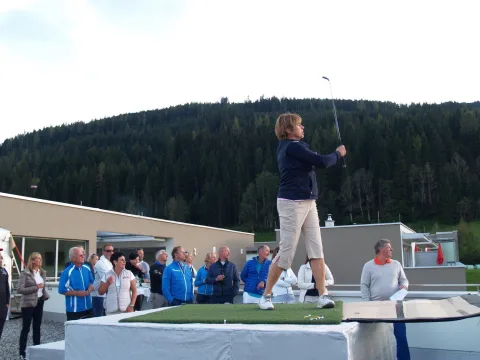 Ein Spieler in blauem Pullover beim Abschlag