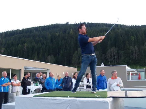 Ein Spieler beim Abschlag im Gegenlicht