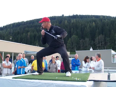 Ein Spieler mit roter Kappe im Ausschwung