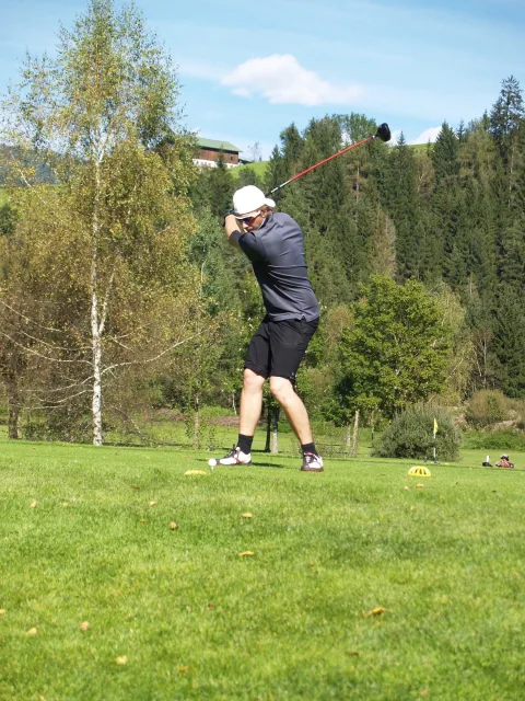 Ein Spieler beim Abschlag auf dem Platz