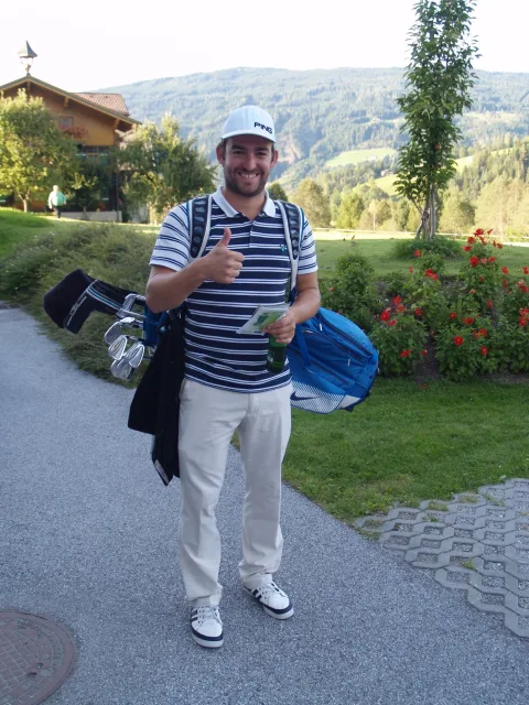 Ein Teilnehmer mit Golftasche auf dem Weg