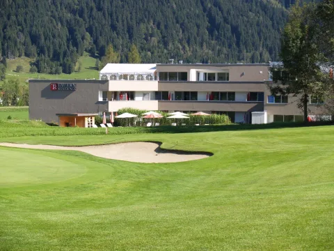Das Clubhaus über dem Grün