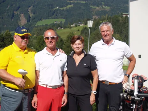 Vier Teilnehmer im Gruppenbild vor der Landschaft
