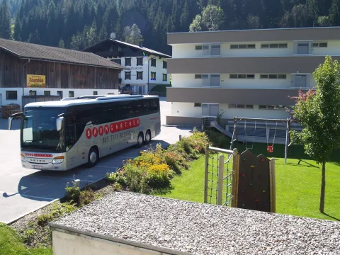 Ein Reisebus vor dem Resortgebäude