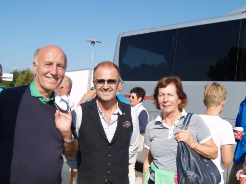 Drei Gäste neben dem Bus