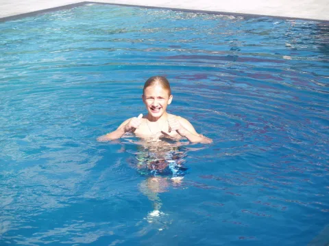 Ein Kind schwimmt im Pool