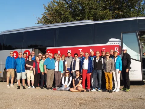 Gruppenbild der Reisegruppe vor dem Bus