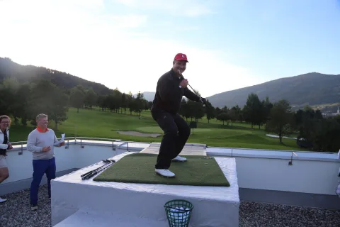 Ein Spieler mit roter Kappe beim Abschlag