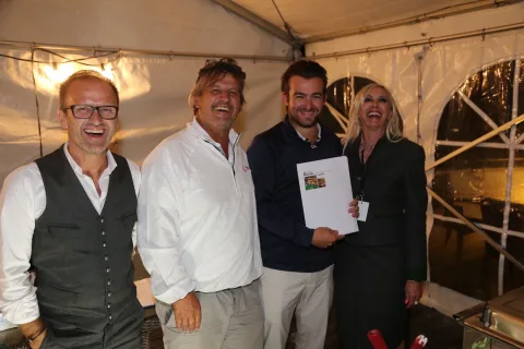 Vier Gäste mit einer Urkunde im Festzelt