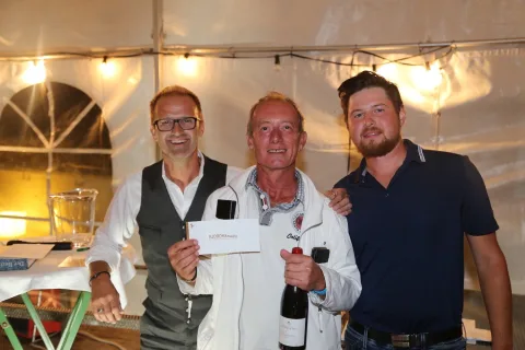 Drei Gäste mit Preisen im Festzelt