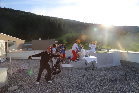 Gäste auf der Terrasse im Gegenlicht