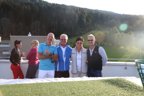 Sechs Teilnehmer auf der Terrasse über dem Platz