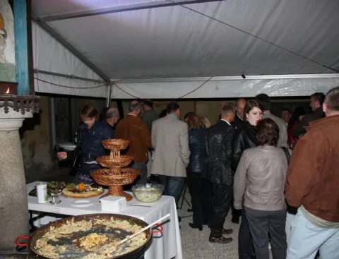 Gäste an einem Buffet im Festzelt