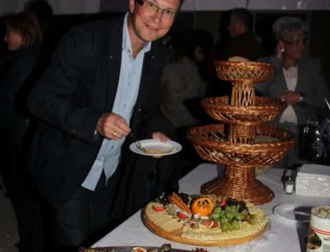 Ein Gast mit Teller vor einer Etagere mit Obst