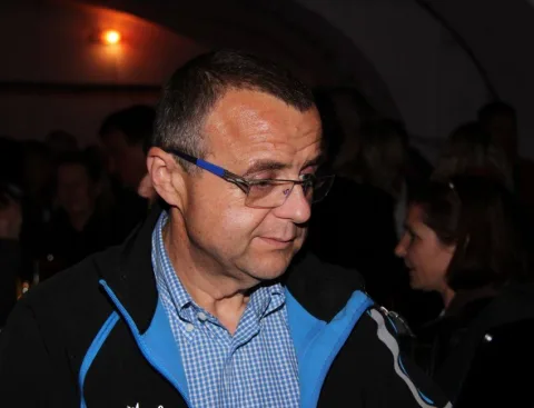 Ein Mann mit Brille im Gedränge