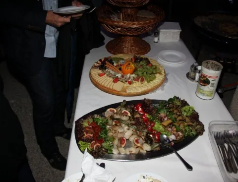 Belegte Platten und Salate auf dem Buffettisch
