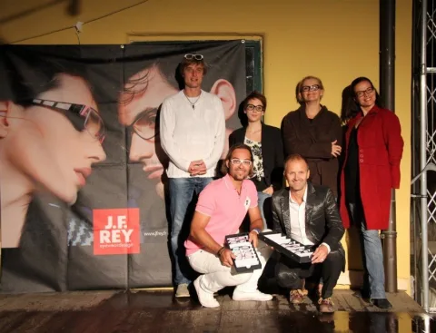 Gruppenbild vor der J.F.-Rey-Wand