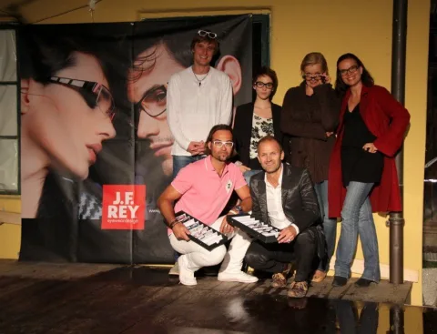 Dieselbe Gruppe vor der J.F.-Rey-Wand aus anderem Winkel