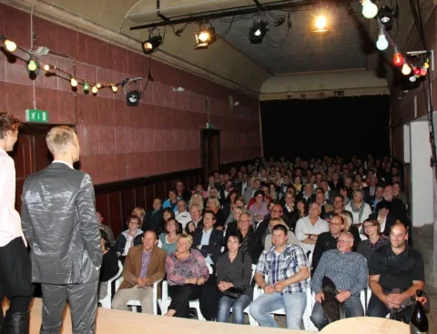 Blick über das sitzende Publikum im Saal