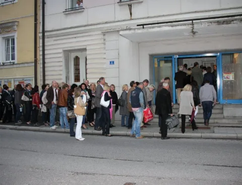 Menschen auf der Straße vor einem Geschäft