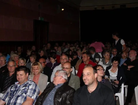 Zuschauerreihen im Saal
