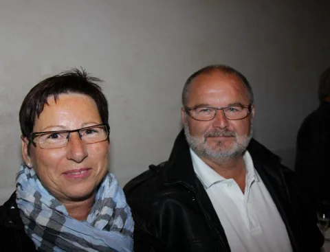 Eine Frau und ein Mann mit Brillen im Halbporträt