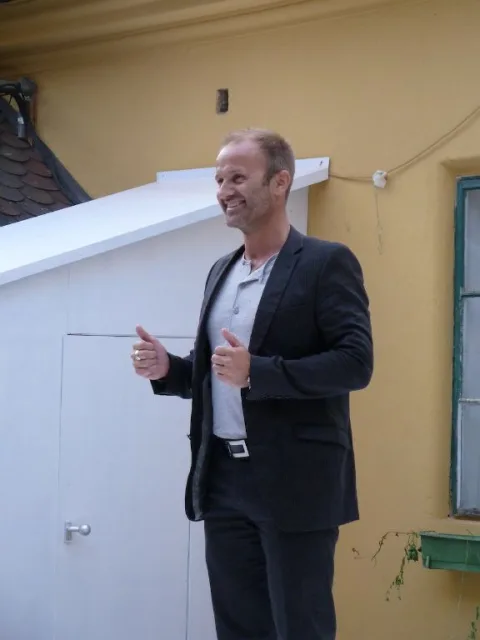 Ein Mann im Sakko spricht zum Publikum
