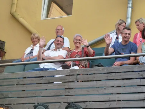 Zuschauer auf dem Balkon über der Bühne