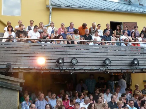 Scheinwerferzeile über dem Publikum