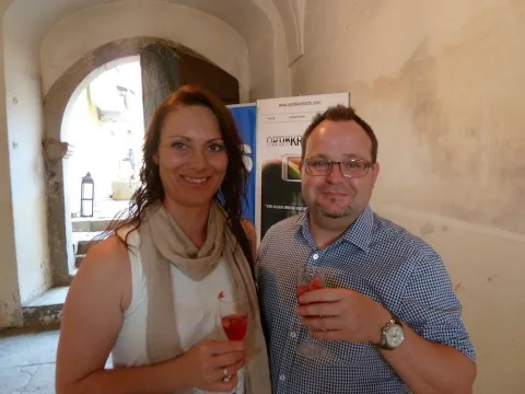 Eine Frau und ein Mann mit Getränken im Gewölbe