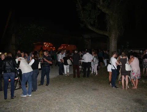 Gäste im Innenhof bei Dämmerung