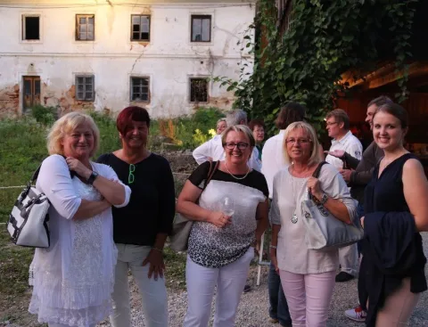 Fünf Besucherinnen im Hof