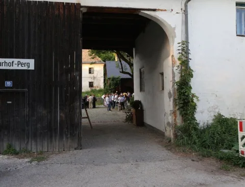 Blick durch das Hoftor auf den Innenhof