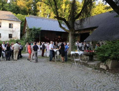Der Innenhof mit Bäumen und Gästen