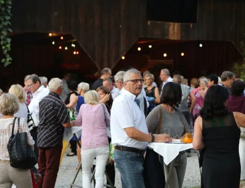 Gäste an Stehtischen im Gedränge